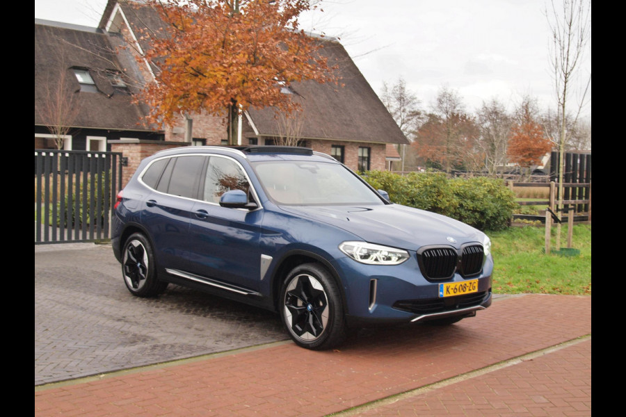 BMW iX3 High Executive 80 kWh | Panoramadak | 360 Camera | Trekhaak | Sfeerverlichting | Head-Up Display | Harman Kardon |