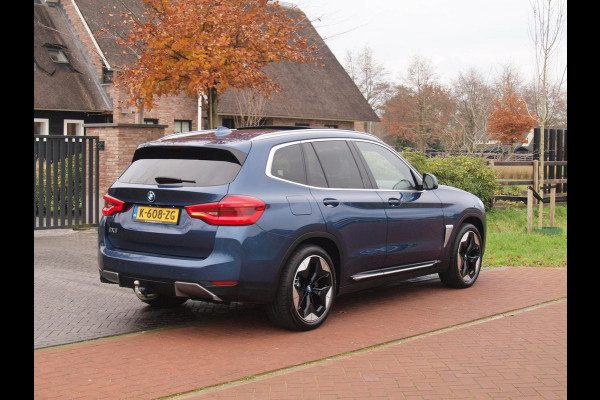 BMW iX3 High Executive 80 kWh | Panoramadak | 360 Camera | Trekhaak | Sfeerverlichting | Head-Up Display | Harman Kardon |