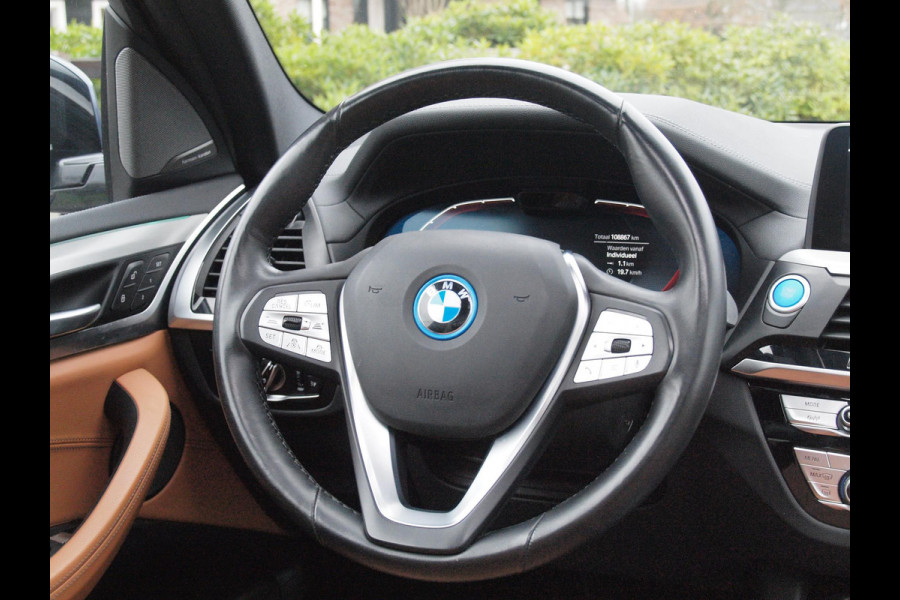 BMW iX3 High Executive 80 kWh | Panoramadak | 360 Camera | Trekhaak | Sfeerverlichting | Head-Up Display | Harman Kardon |