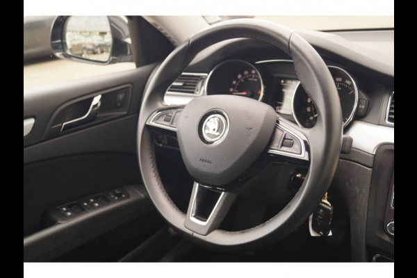 Škoda Superb Combi 1.6 TDI Champs Elysees -NAVI-XENON-PDC-