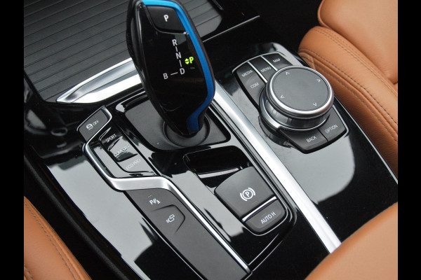 BMW iX3 High Executive 80 kWh | Panoramadak | 360 Camera | Trekhaak | Sfeerverlichting | Head-Up Display | Harman Kardon |