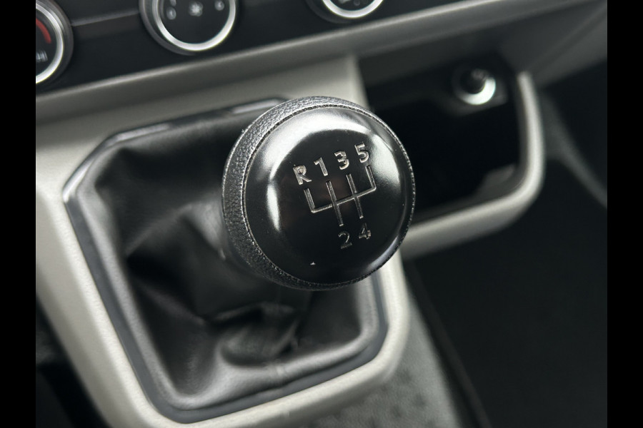 Volkswagen Transporter 2.0 TDI 111 PK / 1e EIG. / 48.372 KM !! / AIRCO / CRUISE / APPLE CARPLAY / 3-ZITS / PDC