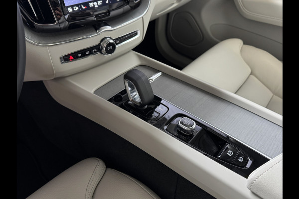 Volvo XC60 2.0 T6 350 PK CREME.LEER PHEV SCHUIFDAK AWD ULTRA BRIGHT LONG RANGE PANO HARMAN/KARDON HEADUP ELEK.KLEP phev . panorama pano