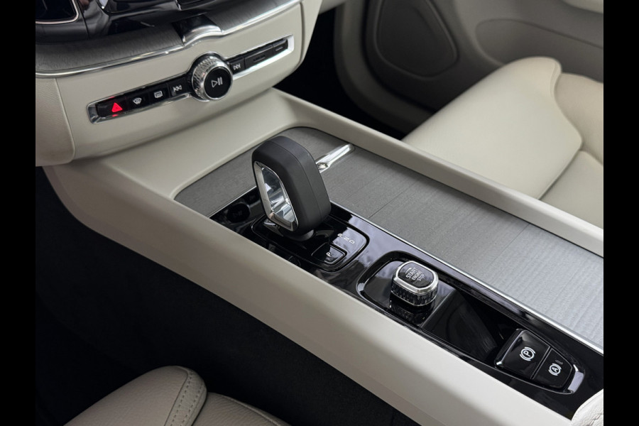 Volvo XC60 2.0 T6 350 PK CREME.LEER PHEV SCHUIFDAK AWD ULTRA BRIGHT LONG RANGE PANO HARMAN/KARDON HEADUP ELEK.KLEP phev . panorama pano