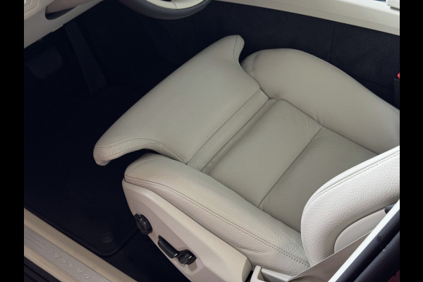 Volvo XC60 2.0 T6 350 PK CREME.LEER PHEV SCHUIFDAK AWD ULTRA BRIGHT LONG RANGE PANO HARMAN/KARDON HEADUP ELEK.KLEP phev . panorama pano