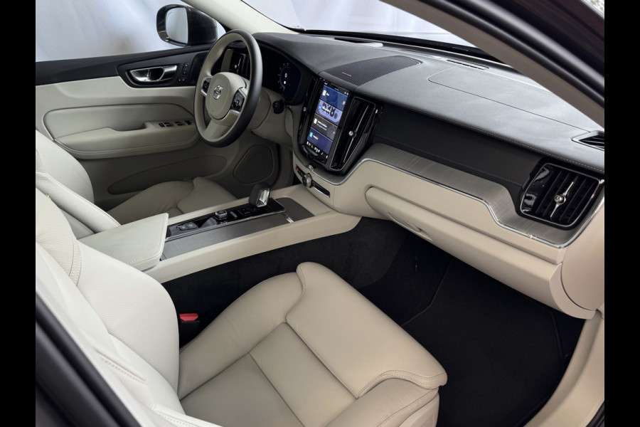 Volvo XC60 2.0 T6 350 PK CREME.LEER PHEV SCHUIFDAK AWD ULTRA BRIGHT LONG RANGE PANO HARMAN/KARDON HEADUP ELEK.KLEP phev . panorama pano