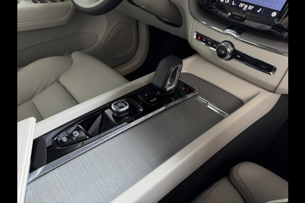 Volvo XC60 2.0 T6 350 PK CREME.LEER PHEV SCHUIFDAK AWD ULTRA BRIGHT LONG RANGE PANO HARMAN/KARDON HEADUP ELEK.KLEP phev . panorama pano