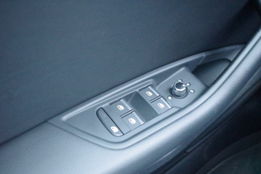Audi A4 Avant 40 TFSI Automaat 204 PK S-Line Edition, Sportstoelen, Adaptieve Cruise Control, Massage, LED