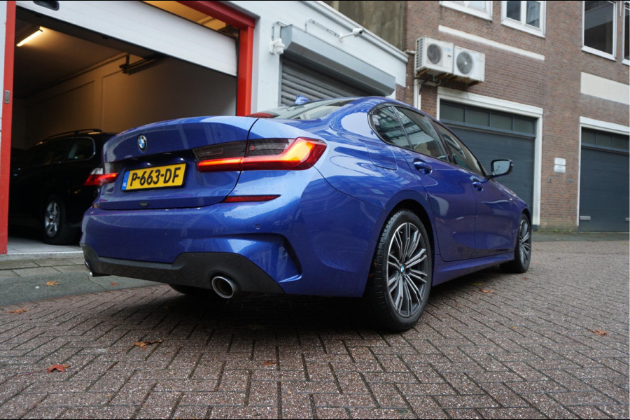 BMW 3-serie 330i Business Edition Plus M-SPORT | BTW | NL AUTO | LASER | LEER | PANORAMADAK | Sfeer | BMW Dealer onderhouden | Topstaat |