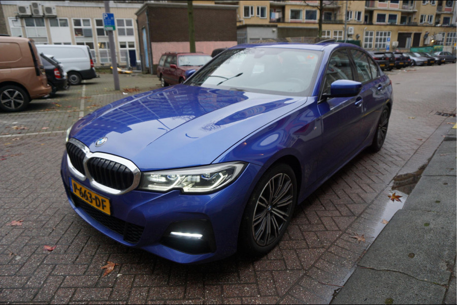 BMW 3-serie 330i Business Edition Plus M-SPORT | BTW | NL AUTO | LASER | LEER | PANORAMADAK | Sfeer | BMW Dealer onderhouden | Topstaat |