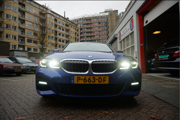 BMW 3-serie 330i Business Edition Plus M-SPORT | BTW | NL AUTO | LASER | LEER | PANORAMADAK | Sfeer | BMW Dealer onderhouden | Topstaat |
