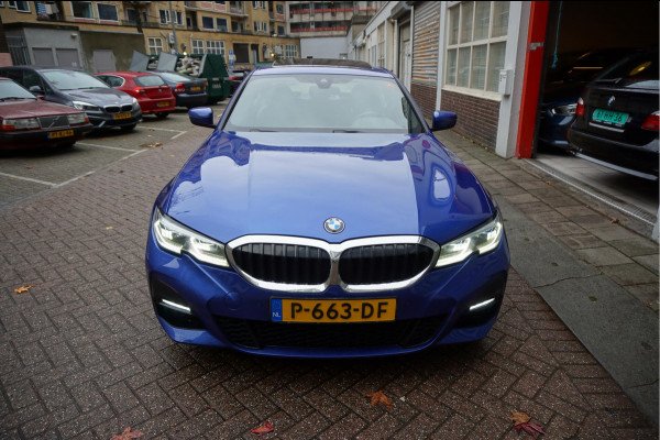 BMW 3-serie 330i Business Edition Plus M-SPORT | BTW | NL AUTO | LASER | LEER | PANORAMADAK | Sfeer | BMW Dealer onderhouden | Topstaat |