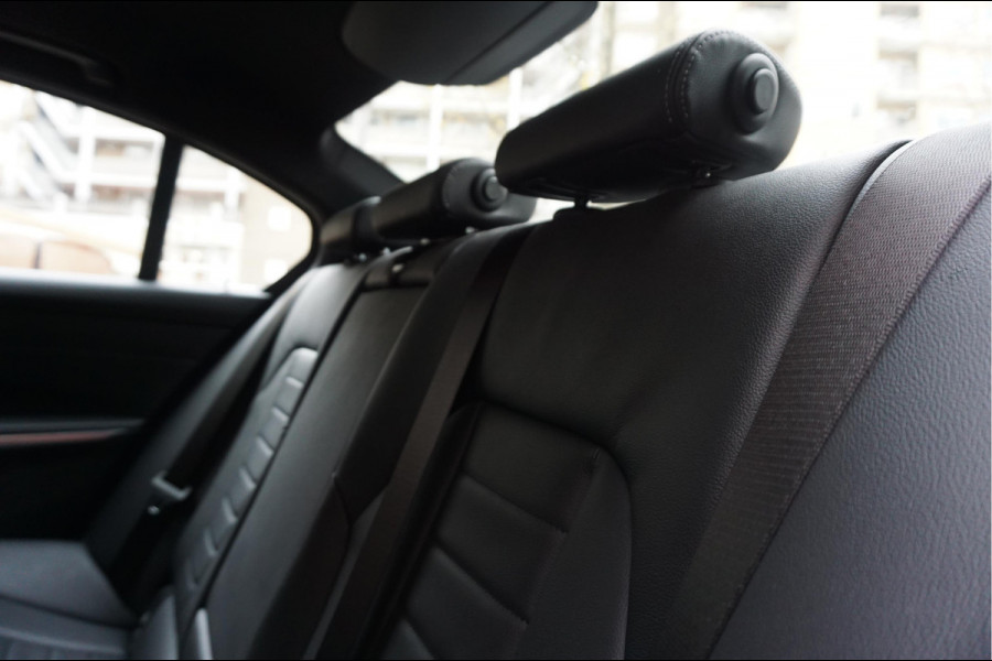 BMW 3-serie 330i Business Edition Plus M-SPORT | BTW | NL AUTO | LASER | LEER | PANORAMADAK | Sfeer | BMW Dealer onderhouden | Topstaat |