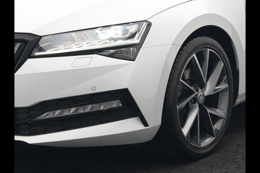 Škoda Superb Combi 1.4 TSI iV Sportline Dealer O.H PHEV | Adaptive Cruise | Alcantara Sportstoelen Memory & Verwarmd | Apple Carplay | Sfeerverlichting | Keyless | Blis | Camera | Virtual | Navigatie | DAB |