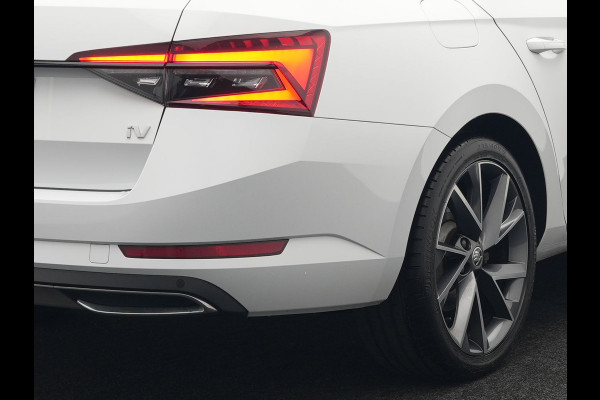Škoda Superb Combi 1.4 TSI iV Sportline Dealer O.H PHEV | Adaptive Cruise | Alcantara Sportstoelen Memory & Verwarmd | Apple Carplay | Sfeerverlichting | Keyless | Blis | Camera | Virtual | Navigatie | DAB |
