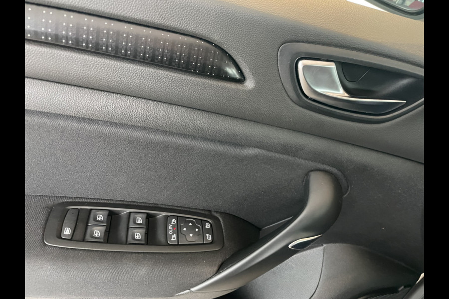 Renault Mégane 1.5 dCi Bose Airco - Cruise control - Parkeersensoren voor en achter - Navigatiesysteem - Keyless entry - Mistlampen voor -  Bluetooth - Rijstrooksensor - Stuurmultifunctioneel - Elektrische ramen voor en - Zeer weinig kilometers