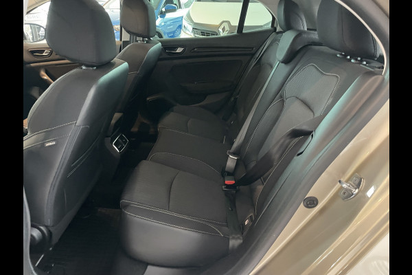 Renault Mégane 1.5 dCi Bose Airco - Cruise control - Parkeersensoren voor en achter - Navigatiesysteem - Keyless entry - Mistlampen voor -  Bluetooth - Rijstrooksensor - Stuurmultifunctioneel - Elektrische ramen voor en - Zeer weinig kilometers
