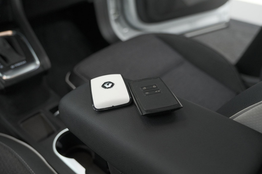 Renault Captur 1.6 E-Tech Plug-in Hybrid 160 Intens | Trekhaak | Camera | Navigatie | Parkeersensoren | Pack Winter