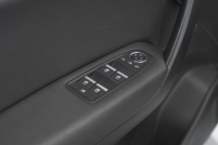 Renault Captur 1.6 E-Tech Plug-in Hybrid 160 Intens | Trekhaak | Camera | Navigatie | Parkeersensoren | Pack Winter