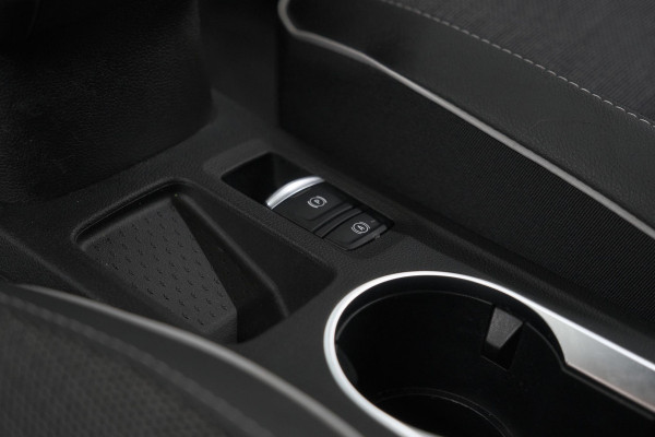 Renault Captur 1.6 E-Tech Plug-in Hybrid 160 Intens | Trekhaak | Camera | Navigatie | Parkeersensoren | Pack Winter