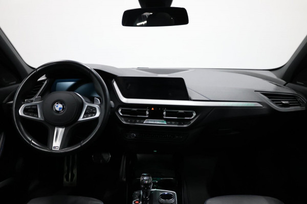 BMW 1-serie M135i xDrive 306+PK M-PERFORMANCE/FORGED CARBON/VIRTUAL/SFEER/LEER+S.VERWARMING+MEMORY/LMV/CAM/CRUISE/12 MND GARANTIE!