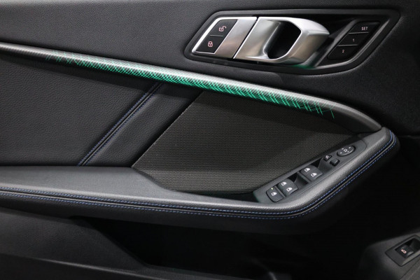 BMW 1-serie M135i xDrive 306+PK M-PERFORMANCE/FORGED CARBON/VIRTUAL/SFEER/LEER+S.VERWARMING+MEMORY/LMV/CAM/CRUISE/12 MND GARANTIE!