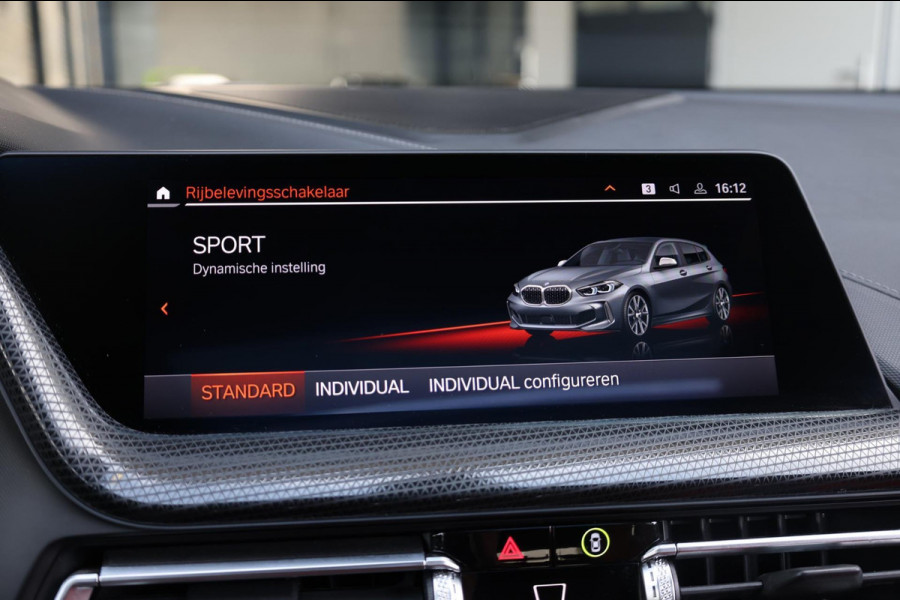 BMW 1-serie M135i xDrive 306+PK M-PERFORMANCE/FORGED CARBON/VIRTUAL/SFEER/LEER+S.VERWARMING+MEMORY/LMV/CAM/CRUISE/12 MND GARANTIE!