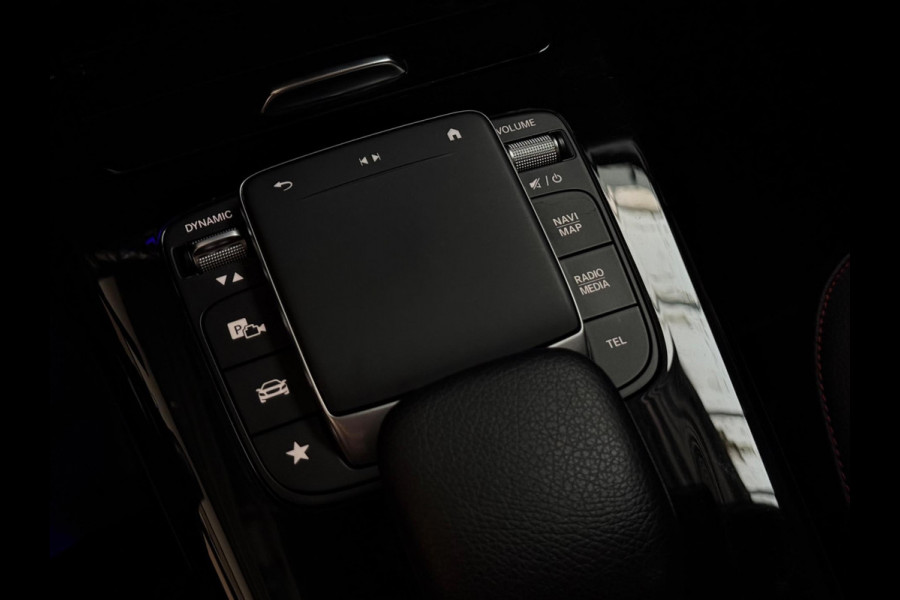 Mercedes-Benz A-Klasse 180 Business Solution AMG | NAP | Pano | Camera | Sfeerverlichting | Stoelverwarming