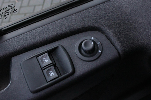 Renault Trafic 2.0 dCi T29 L2H1 Work Edition FULL BLACK / SIDE- BARS / TREKHAAK / NAVIGATIE / VERLAAGD / CRUISE CONTROL / LEDEREN