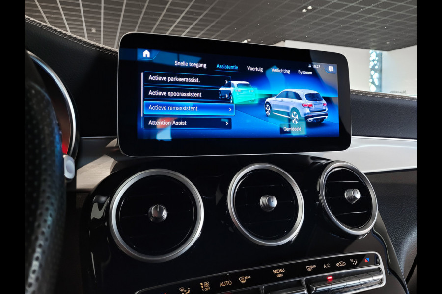 Mercedes-Benz GLC 200 4-M AMG Night|Panorama|20"|Trekhaak|MBUX|Spoorpakket|Sfeerverlichting|Treeplanken|New Service