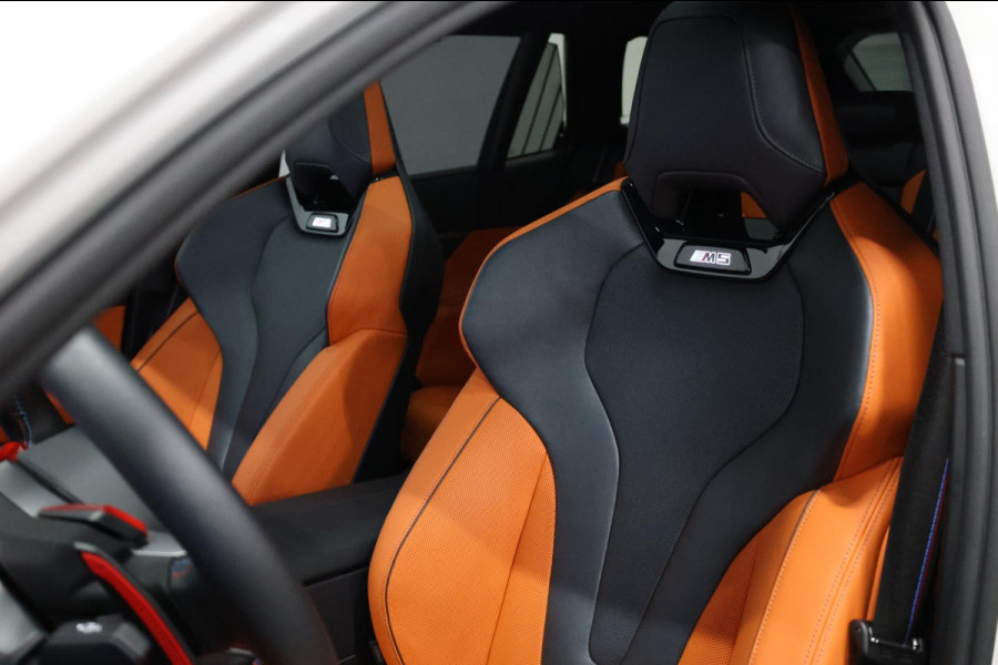 BMW 5 Serie Touring M5 727+PK BTW/M-PERFORMANCE CARBON/AKRAPOVIC/22" VOSSEN/BOWERS & WILKINS/PANO/HUD/ACC/ECC/FABRIEKSGARANTIE!