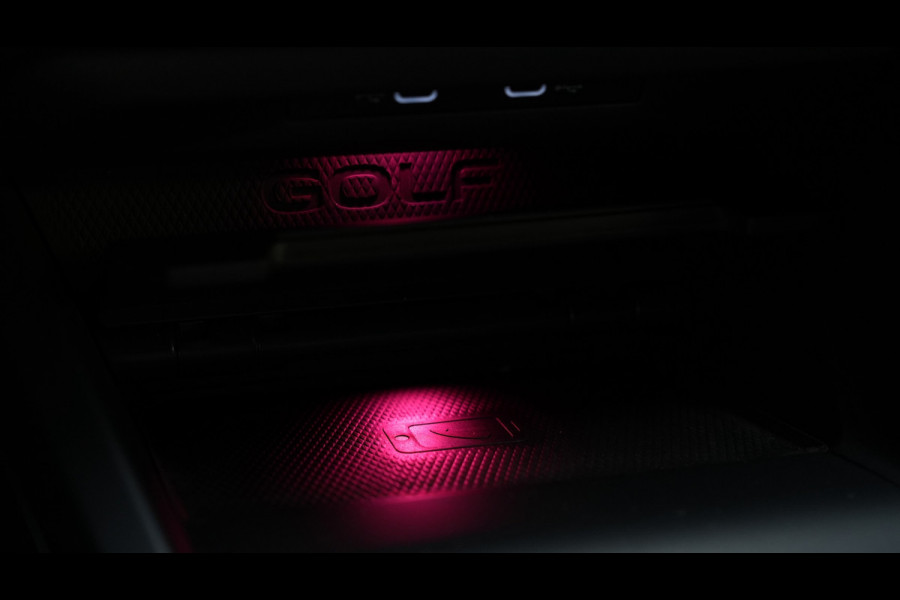 Volkswagen Golf 2.0 TSI GTI IQ LIGHTS/HARMAN KARDON/CARPLAY/BLINDSPOT/STOELVERWARMING/APK/245PK