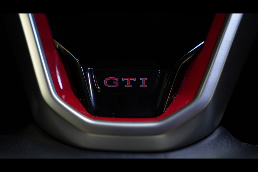Volkswagen Golf 2.0 TSI GTI IQ LIGHTS/HARMAN KARDON/CARPLAY/BLINDSPOT/STOELVERWARMING/APK/245PK