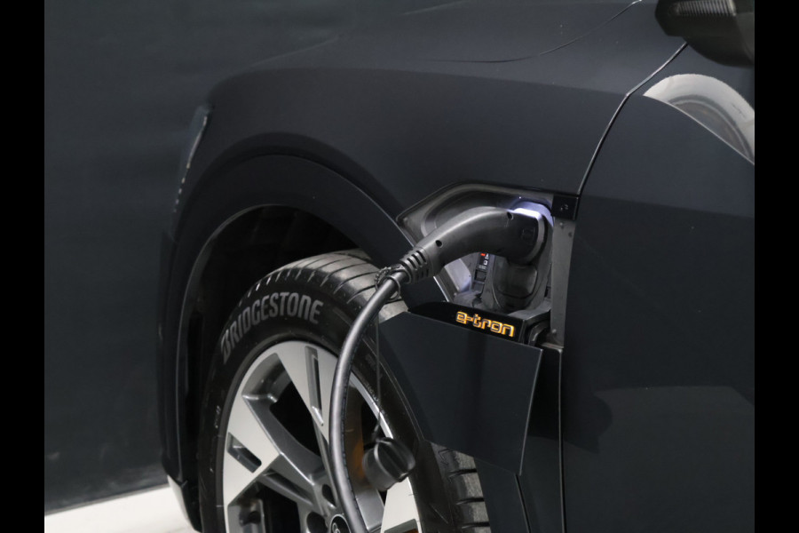 Audi e-tron 55 quattro Business edition Plus 95 kWh [TREKHAAK AFNEEMBAAR, LUCHTVERING, SCHUIFKANTELDAK, MEMORY SEATS, APPLE CARPLAY, ANDROID, SPORTSTOELEN, ADAPTIVE CRUISE, PDC V+A, STOELVERWARMING, NIEUWSTAAT]
