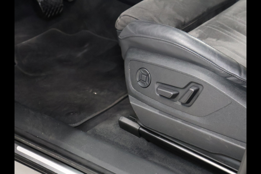 Audi e-tron 55 quattro Business edition Plus 95 kWh [TREKHAAK AFNEEMBAAR, LUCHTVERING, SCHUIFKANTELDAK, MEMORY SEATS, APPLE CARPLAY, ANDROID, SPORTSTOELEN, ADAPTIVE CRUISE, PDC V+A, STOELVERWARMING, NIEUWSTAAT]