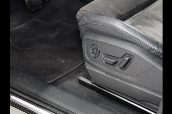 Audi e-tron 55 quattro Business edition Plus 95 kWh [TREKHAAK AFNEEMBAAR, LUCHTVERING, SCHUIFKANTELDAK, MEMORY SEATS, APPLE CARPLAY, ANDROID, SPORTSTOELEN, ADAPTIVE CRUISE, PDC V+A, STOELVERWARMING, NIEUWSTAAT]