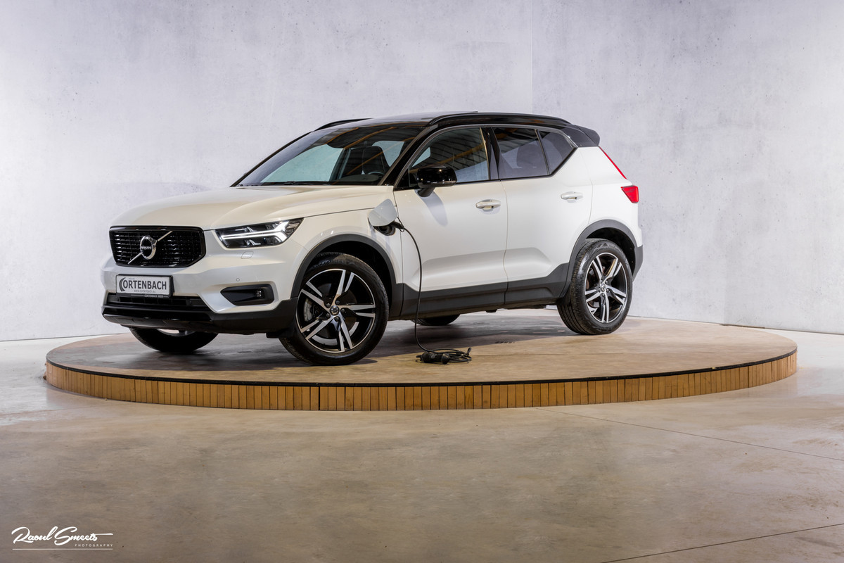Volvo XC40 1.5 T5 Recharge R-Design | Adaptieve cruise | Panorama dak | Zwenkbare trekhaak | Memory | Blis |