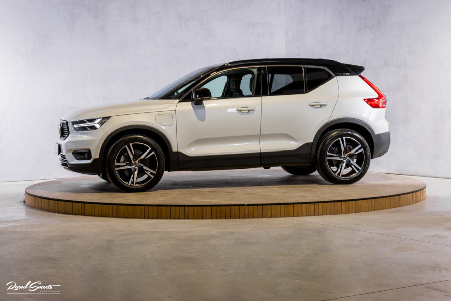 Volvo XC40 1.5 T5 Recharge R-Design | Adaptieve cruise | Panorama dak | Zwenkbare trekhaak | Memory | Blis |