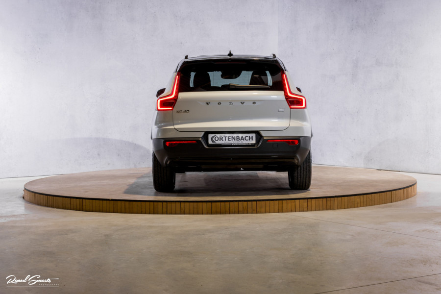 Volvo XC40 1.5 T5 Recharge R-Design | Adaptieve cruise | Panorama dak | Zwenkbare trekhaak | Memory | Blis |