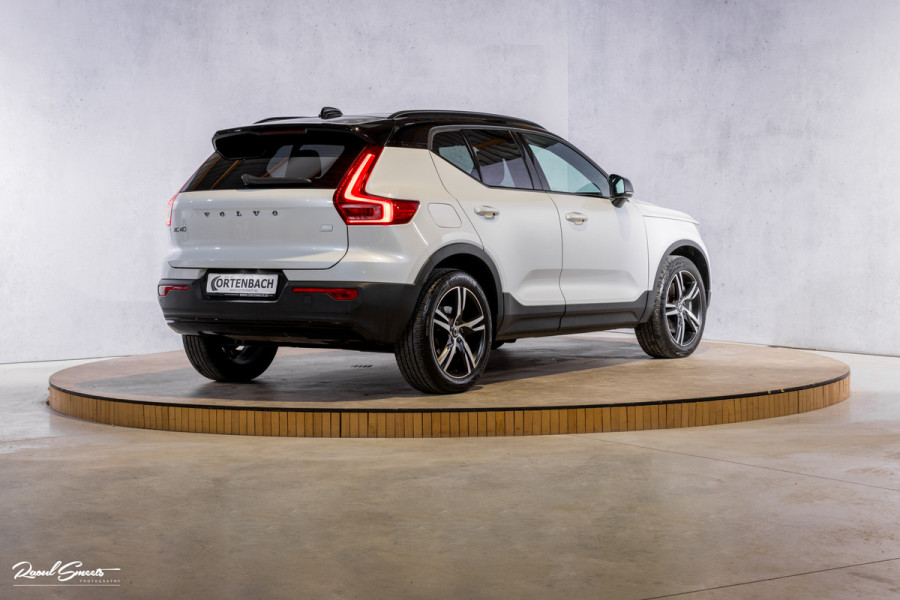 Volvo XC40 1.5 T5 Recharge R-Design | Adaptieve cruise | Panorama dak | Zwenkbare trekhaak | Memory | Blis |