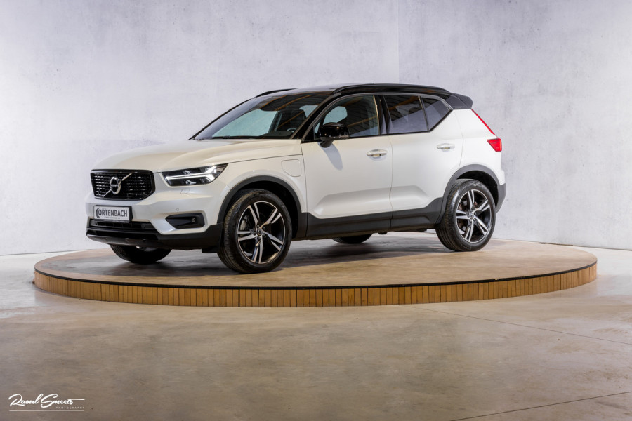 Volvo XC40 1.5 T5 Recharge R-Design | Adaptieve cruise | Panorama dak | Zwenkbare trekhaak | Memory | Blis |