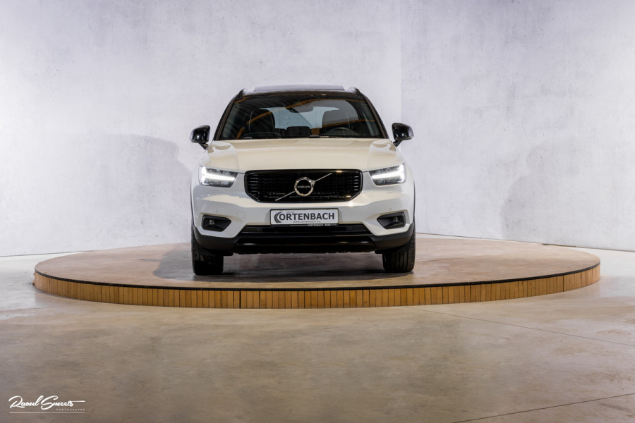 Volvo XC40 1.5 T5 Recharge R-Design | Adaptieve cruise | Panorama dak | Zwenkbare trekhaak | Memory | Blis |
