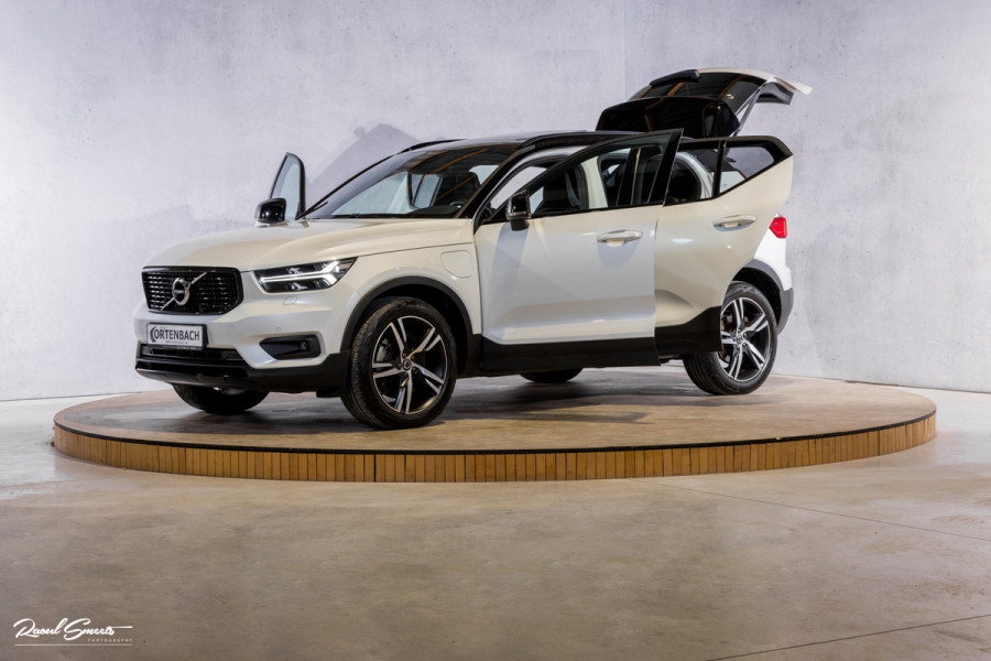 Volvo XC40 1.5 T5 Recharge R-Design | Adaptieve cruise | Panorama dak | Zwenkbare trekhaak | Memory | Blis |
