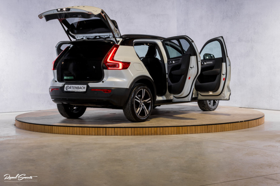 Volvo XC40 1.5 T5 Recharge R-Design | Adaptieve cruise | Panorama dak | Zwenkbare trekhaak | Memory | Blis |