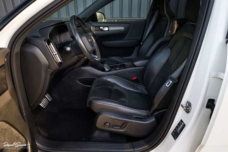 Volvo XC40 1.5 T5 Recharge R-Design | Adaptieve cruise | Panorama dak | Zwenkbare trekhaak | Memory | Blis |