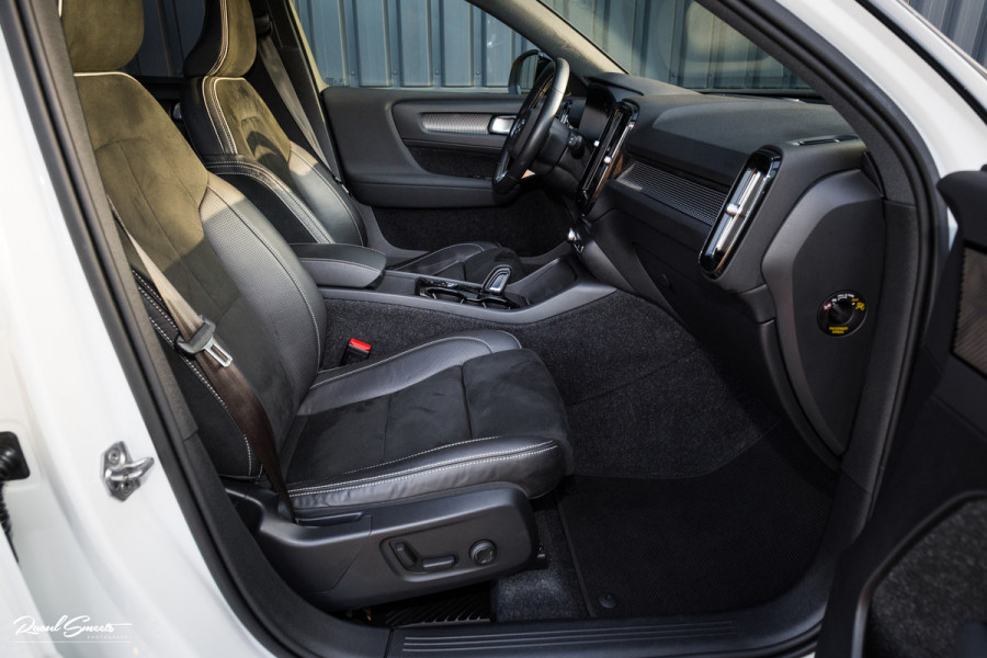 Volvo XC40 1.5 T5 Recharge R-Design | Adaptieve cruise | Panorama dak | Zwenkbare trekhaak | Memory | Blis |