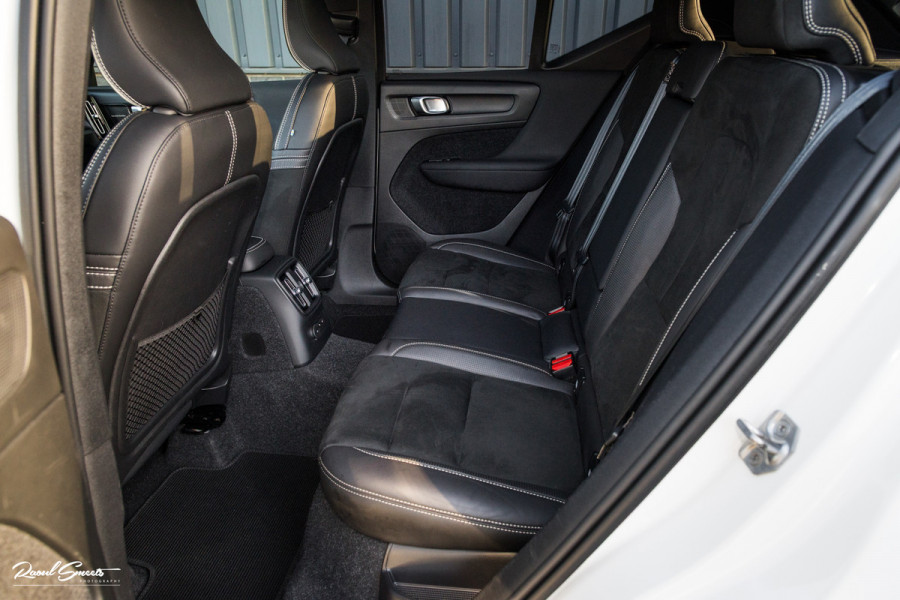 Volvo XC40 1.5 T5 Recharge R-Design | Adaptieve cruise | Panorama dak | Zwenkbare trekhaak | Memory | Blis |