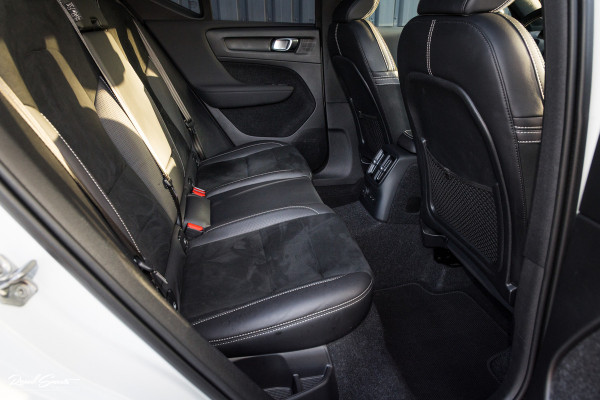 Volvo XC40 1.5 T5 Recharge R-Design | Adaptieve cruise | Panorama dak | Zwenkbare trekhaak | Memory | Blis |