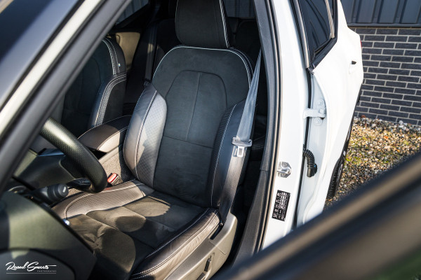 Volvo XC40 1.5 T5 Recharge R-Design | Adaptieve cruise | Panorama dak | Zwenkbare trekhaak | Memory | Blis |