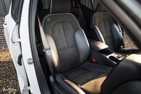 Volvo XC40 1.5 T5 Recharge R-Design | Adaptieve cruise | Panorama dak | Zwenkbare trekhaak | Memory | Blis |